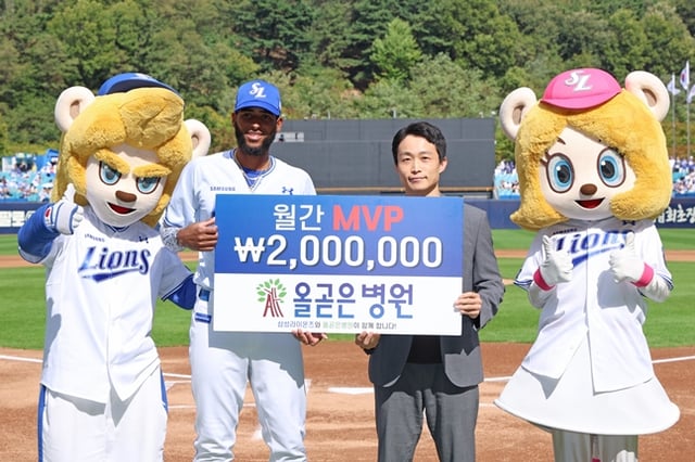 디아즈(왼쪽)와 임경환 올곧은병원 원장/사진=삼성 라이온즈