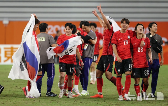 The South Korean football team that won gold medals at the Asian Games. /Photo=Provided by NEWSIS