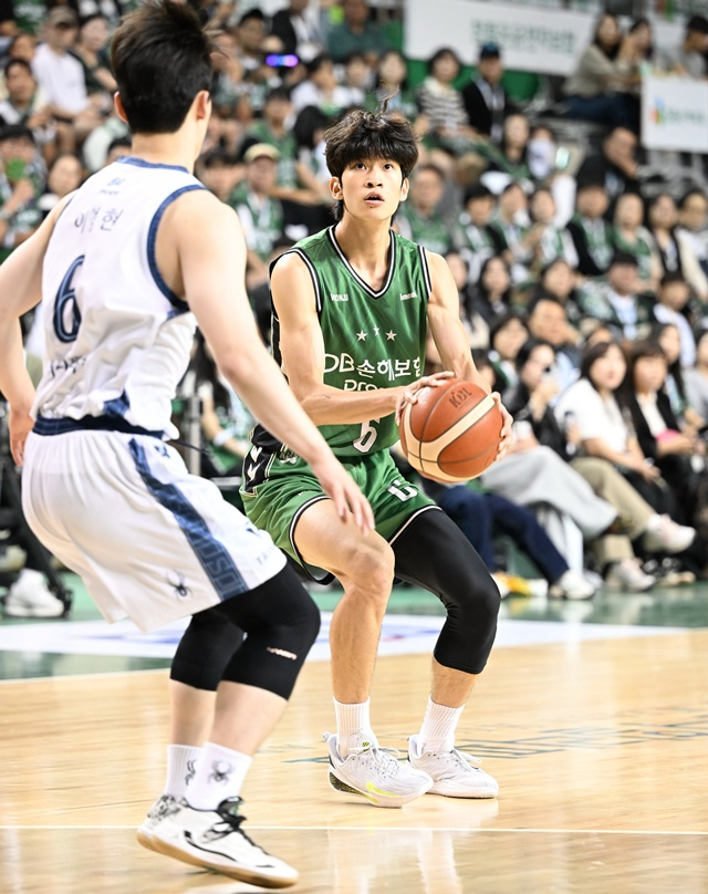 試合に集中する李ユジン（右）。 /写真=KBL提供