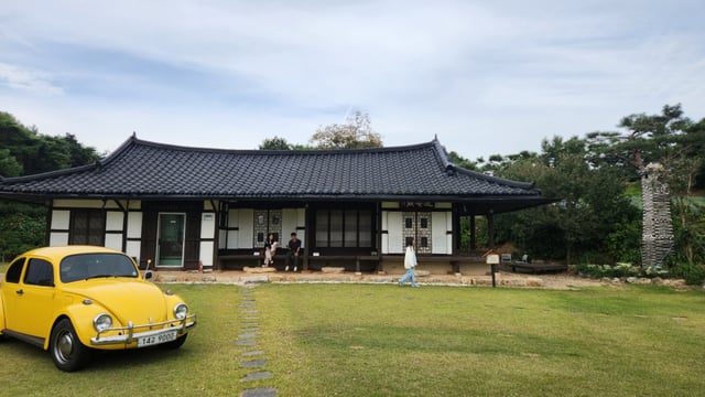술암제와 자동차. 과거와 현대의 절묘한 조합은 또다른 사진촬영 포인트다.