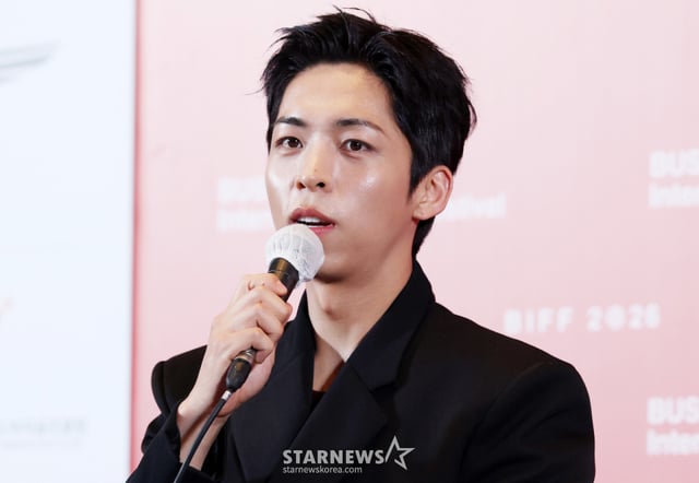 배우 주종혁이 6일 부산광역시 해운대구 영화의전당 중극장에서 진행된 제31회 부산국제영화제 개막작 '낮과 밤은 서로에게' 기자회견에 참석해 인사말을 하고 있다. /2026.10.06 /사진=김휘선 hwijpg@