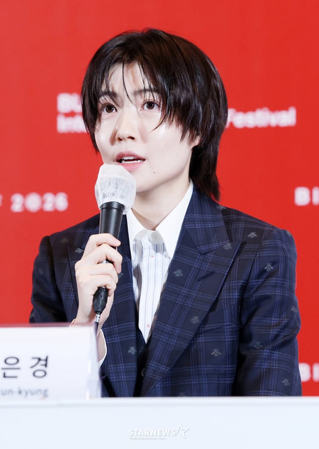 배우 심은경이 6일 부산광역시 해운대구 영화의전당 중극장에서 진행된 제31회 부산국제영화제 개막작 '낮과 밤은 서로에게' 기자회견에 참석해 인사말을 하고 있다. /2026.10.06 /사진=김휘선 hwijpg@