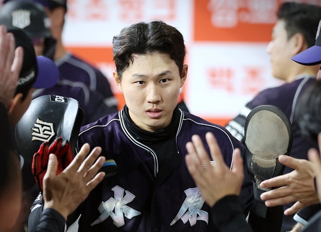 ダッグアウトで入ってきたチェ·ウォンジュン。 /写真=KTウィズ