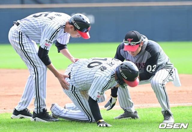 LG Twins' Oh Ji-hwan (center) is shown in pain after collapsing during base running in the bottom of the third inning against the KIA Tigers on the 5th.