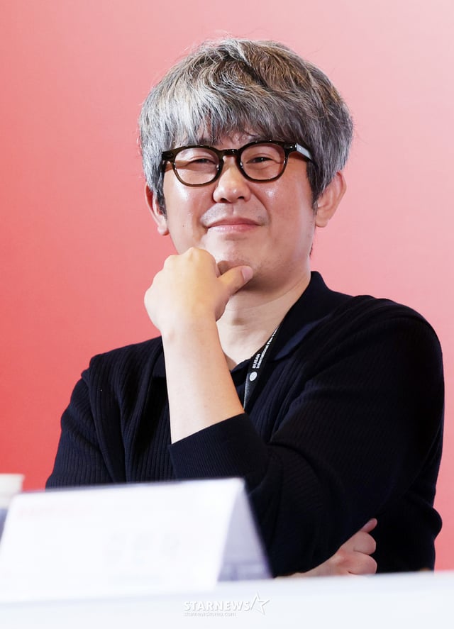 김종관 감독이 6일 부산광역시 해운대구 영화의전당 중극장에서 진행된 제31회 부산국제영화제 개막작 '낮과 밤은 서로에게' 기자회견에 참석해 질의응답을 하고 있다. /2026.10.06 /사진=김휘선 hwijpg@
