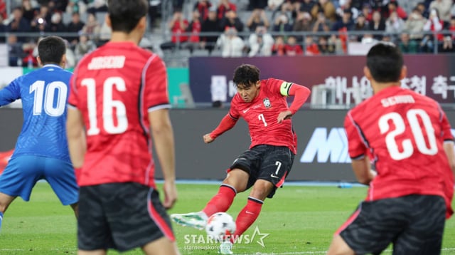 韩国国家足球队于6日在京畿道龙仁米尔体育场与乌兹别克斯坦进行友谊赛。孙兴慜在上半场通过任意球攻入首球(A级赛事第59球)。/图片=首席记者金振景 kim.jinkyung@