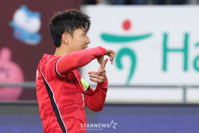 韩国国家足球队于6日在京畿道龙仁米尔体育场与乌兹别克斯坦进行友谊赛。孙兴慜在上半场通过任意球攻入首球(A级赛事第59球)后正在庆祝。/图片=首席记者金振景 kim.jinkyung@