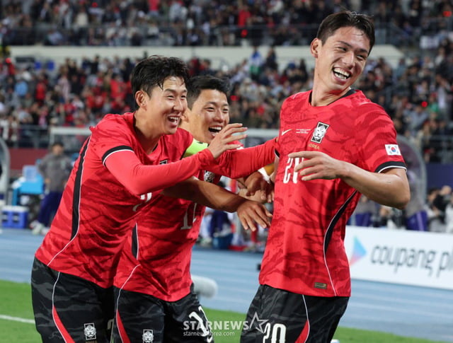 韩国国家足球队于6日在京畿道龙仁米尔体育场与乌兹别克斯坦进行友谊赛。吴世勋用头球攻入第二球后,孙兴慜、黄喜灿与他一同庆祝。/图片=首席记者金振景 kim.jinkyung@
