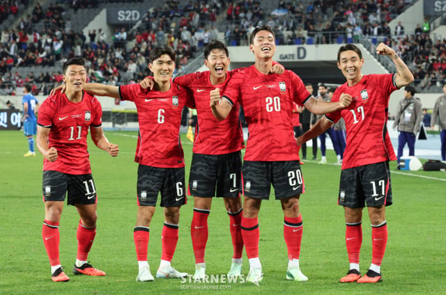 대한민국 축국구가대표팀이 6일 경기도 용인미르스타디움에서 우즈베키스탄과 친선경기를 열었다. 오세훈이 헤더슛으로 두 번째 골을 터뜨린 후 손흥민 등 동료들과 응원단에 인사하고 있다. /사진=김진경 kim.jinkyung@