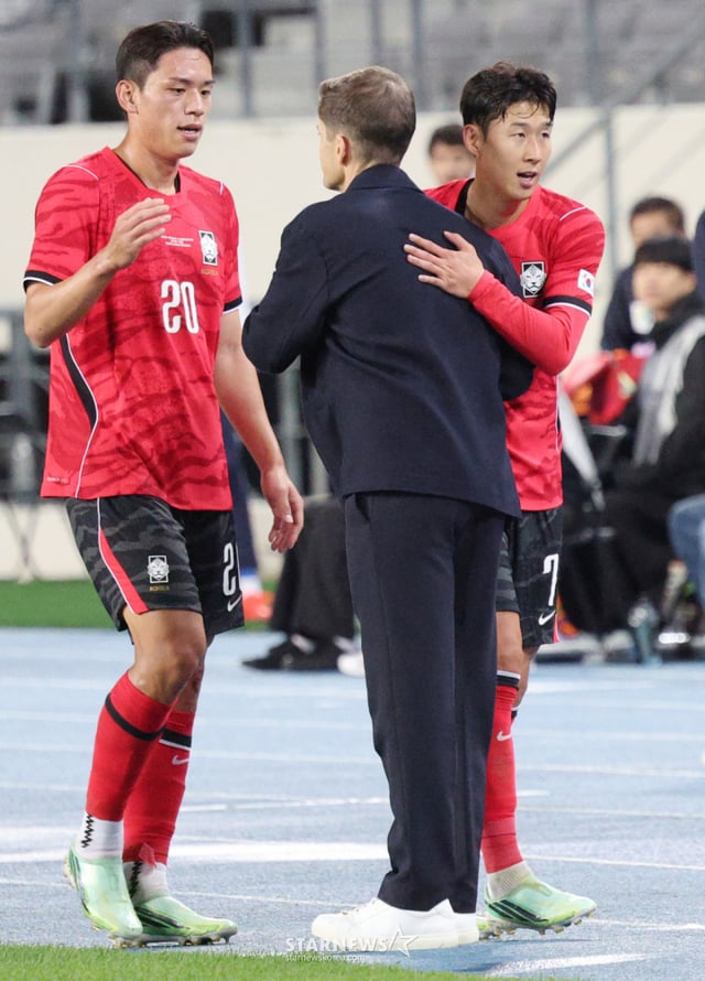 大韓民国のサッカー国家代表チームが6日、京畿道龍仁（キョンギド·ヨンイン）のミルスタジアムでウズベキスタンと親善試合を行った。  ソン·フンミンとオ·セフンが後半戦に交代され、モレノ·キムドクと抱擁している。 /写真=キム·ジンギョン kim.jinkyung@