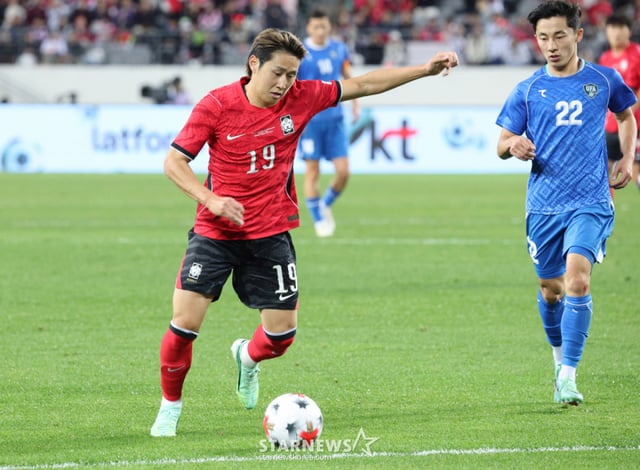 大韓民国のサッカー国家代表チームが6日、京畿道龍仁（キョンギド·ヨンイン）のミルスタジアムでウズベキスタンと親善試合を行った。  孫興民がウズベキスタン·ハムロベコフのマークがつく前にクロスを上げている。 /写真=キム·ジンギョン kim.jinkyung@