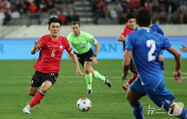 6일 경기 용인시 처인구 용인미르스타디움에서 열린 축구 국가대표 평가전 대한민국과 우즈베키스탄의 경기, 황인범이 돌파하고 있다. /사진=뉴스1