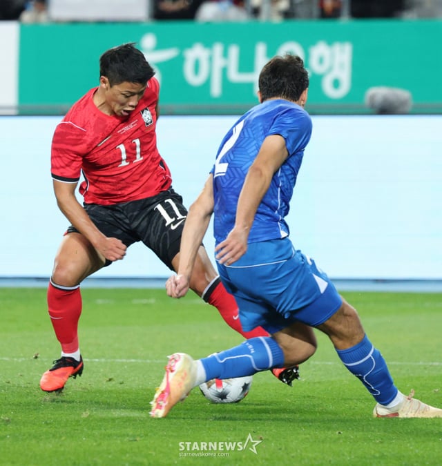 대한민국 축국구가대표팀이 6일 경기도 용인미르스타디움에서 우즈베키스탄과 친선경기를 열었다.  황희찬이 우즈베키스탄 후사노프를 제치고 있다. /사진=김진경 kim.jinkyung@