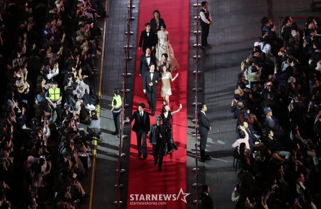 (Busan=NEWS1) Reporter Yoon Il-ji = At the opening ceremony of the 31st Busan International Film Festival (BIFF), held on the afternoon of the 6th at the Cinema Hall in Haeundae-gu, Busan, director Kim Jong-kwan and actors Shim Eun-kyung, Lee Hee-jun, Joo Jong-hyuk, Han Sun-hwa, and Jang Yul are seen entering while walking the red carpet for the opening film "Day and Night to Each Other." Starting with this opening ceremony and running until the 15th, this year's Busan International Film Festival has invited 316 films from 59 countries, including director Kim Jong-kwan's opening film "Day and Night to Each Other," which will be screened at eight theaters, including the Cinema Hall, across a total of 31 screens. October 6, 2026/NEWS1 Copyright © NEWS1. All rights reserved. Unauthorized reproduction and redistribution, as well as use for AI learning, are prohibited. /Photo=NEWS1) Reporter Yoon Il-ji