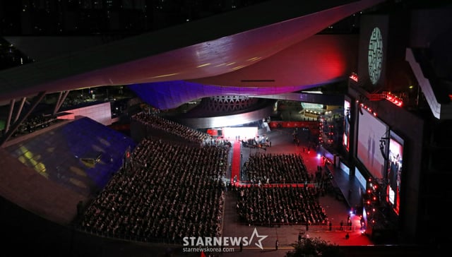 (Busan=NEWS1) Reporter Yoon Il-ji = At the opening ceremony of the 31st Busan International Film Festival (BIFF), held on the afternoon of the 6th at the Cinema Hall in Haeundae-gu, Busan, actors are seen entering while walking the red carpet. Starting with this opening ceremony and running until the 15th, this year's Busan International Film Festival has invited 316 films from 59 countries, including director Kim Jong-kwan's opening film "Day and Night to Each Other," which will be screened at eight theaters, including the Cinema Hall, across a total of 31 screens. October 6, 2026/NEWS1 Copyright © NEWS1. All rights reserved. Unauthorized reproduction and redistribution, as well as use for AI learning, are prohibited. /Photo=NEWS1) Reporter Yoon Il-ji