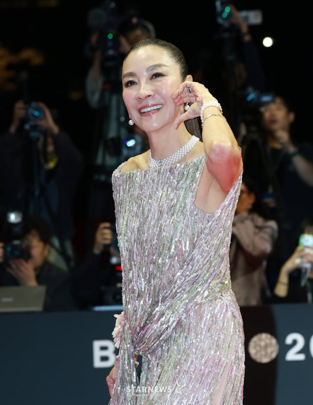 (Busan=NEWS1) Reporter Kwon Hyeon-jin = Actress Maggie Cheung is seen walking the red carpet at the opening ceremony of the "31st Busan International Film Festival" (BIFF), held on the afternoon of the 6th at the Cinema Hall in Haeundae-gu, Busan. October 6, 2026/NEWS1 Copyright © NEWS1. All rights reserved. Unauthorized reproduction and redistribution, as well as use for AI learning, are prohibited. /Photo=NEWS1) Reporter Kwon Hyeon-jin