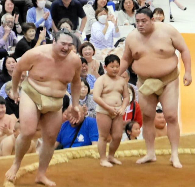 Japanese media outlet "Daily Sports" reported on the 6th, "Ichiyamamoto thrilled audiences with witty hosting and so-called 'shin-taiou (excellent fan service)' directed at child fans on the first day of the Ozumo Autumn Tour held in Tsukuba City, Ibaraki Prefecture, Japan." /Photo=Daily Sports screenshot