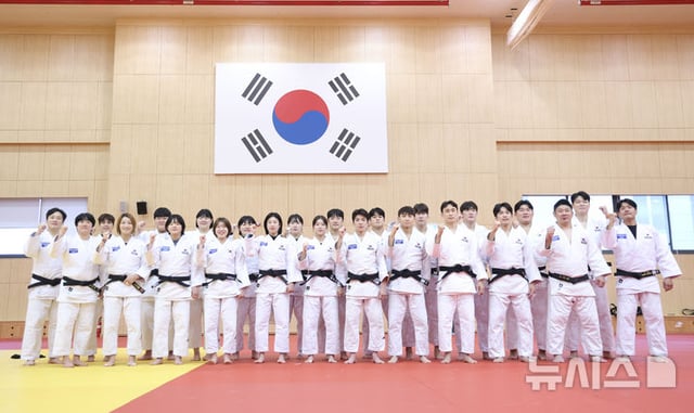 柔道国家队于上月9日9日在忠清北道晋川国家代表选手村举行的2026爱知·名古屋亚运会媒体日上，在开始训练前合影留念。/照片=NEWSIS