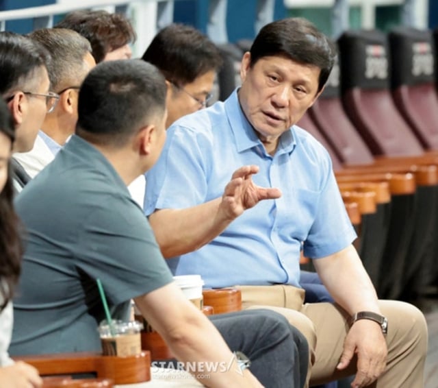 Huh Gu-yeon (extremo derecho), presidente de la KBO, conversa con varios responsables durante el partido de preparación entre el equipo nacional de béisbol para los Juegos Asiáticos y el equipo del ejército, celebrado el 17 de septiembre en el Gocheok Sky Dome. /foto=StarNews
