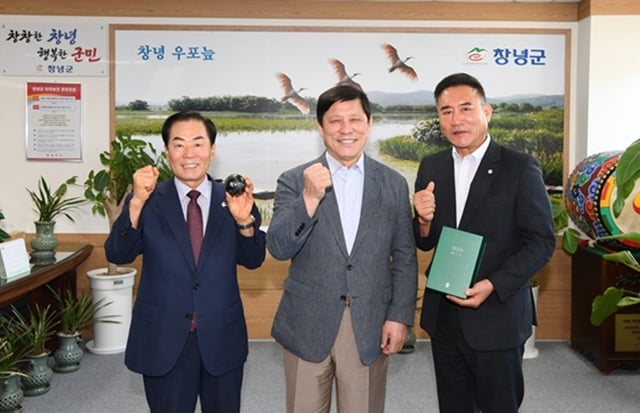 El presidente Huh Gu-yeon (centro) se reunió el día 2 con el alcalde de la ciudad de Changnyeong, provincia de Gyeongnam, Seong Nak-in (izquierda), y el presidente del consejo municipal, Park Jae-hong (derecha), para una entrevista sobre la expansión de la infraestructura de béisbol y la revitalización de la economía local. /Foto=KBO