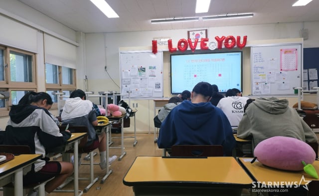 聆听完安尚美委员演讲后正在填写曼陀罗计划表的淑明女中篮球队学生。/图片=金宇钟记者