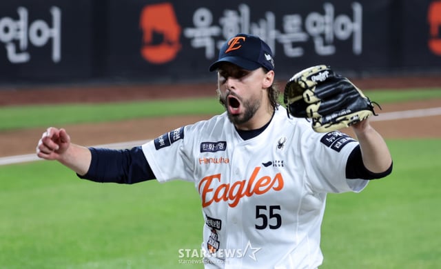 Hanwha starting pitcher Weiss celebrates after inducing an infield grounder from Moon Sung-ju to turn a double play and escape a 1-out, runners-on-first-and-second-base jam in the top of the seventh inning during Game 4 of the 2025 KBO League Korea Series between the Hanwha Eagles and the LG Twins at Daejeon Hanwha Life Ballpark on October 30, 2025. /Photo=Senior reporter Kang Young-jo cameratalks@