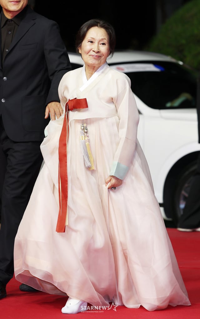 La actriz Kim Hye-ja asiste al evento de alfombra roja de la 31.ª edición del Festival Internacional de Cine de Busan (BIFF), celebrado el día 6 en el Centro de Cine de Haeundae, distrito de Haeundae, ciudad metropolitana de Busan./foto=Kim Hwi-seon hwijpg@