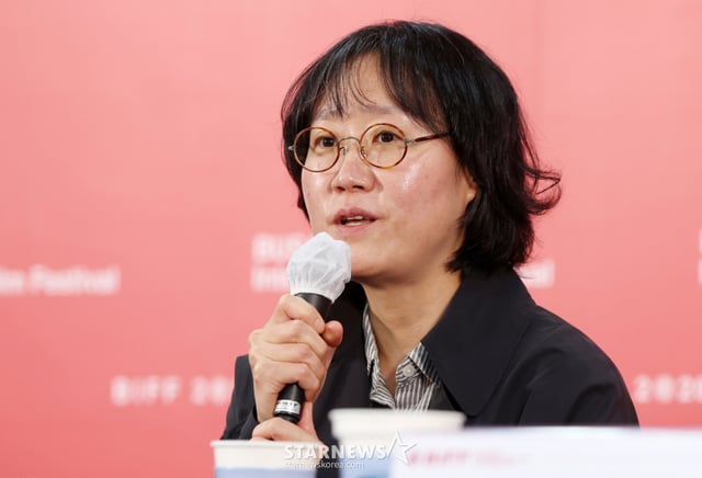 郑珠利导演7日在釜山广域市海云台区电影殿堂Biffhill举行的竞赛单元评审记者会上进行问答环节。/照片=金辉善 (Kim Hwi-seon) hwijpg@