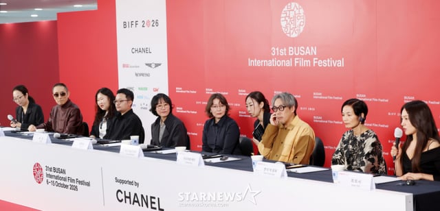 主持人朴佳恩、张艺谋 Shim Sa-wi (Director)、毕赣导演、郑珠利导演、演员萨马尔·叶斯拉莫娃、石川凯导演、陈氏碧玉制片人、演员崔熙书7日在釜山广域市海云台区电影殿堂Biffhill举行的竞赛单元评审记者会上进行问答环节。/2026年10月7日 /图片=金辉善 (Kim Hwi-seon) hwijpg@
