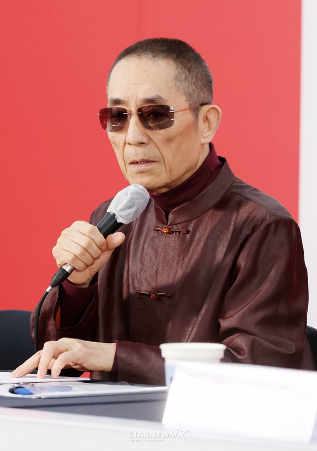 张艺谋导演（Shim Sa-wi (Director)）7日在釜山广域市海云台区电影殿堂Biffhill举行的竞赛单元评审记者会上进行问答环节。/2026年10月7日 /图片=金辉善 (Kim Hwi-seon) hwijpg@