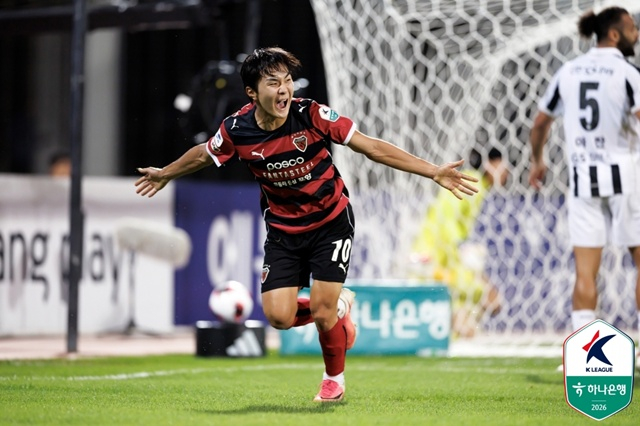 ファン·ソウン（左）のゴールセレモニー。 /写真=韓国プロサッカー連盟提供