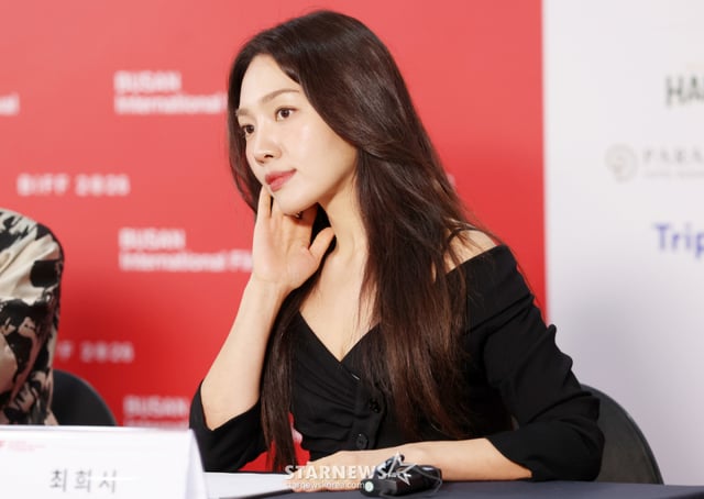 배우 최희서가 7일 부산광역시 해운대구 영화의전당 비프힐에서 진행된 경쟁 심사위원 기자회견에서 질의응답을 하고 있다. /2026.10.07 /사진=김휘선 hwijpg@