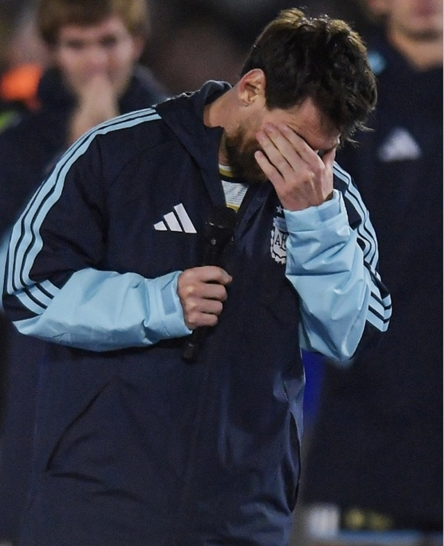 Lionel Messi của đội tuyển Argentina khóc trong trận đấu chia tay. /ảnh=433 capture