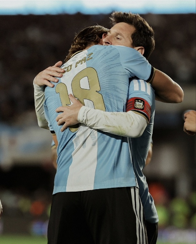 Nico Paz và Lionel Messi (bên phải). /Ảnh=SNS Hiệp hội Bóng đá Argentina