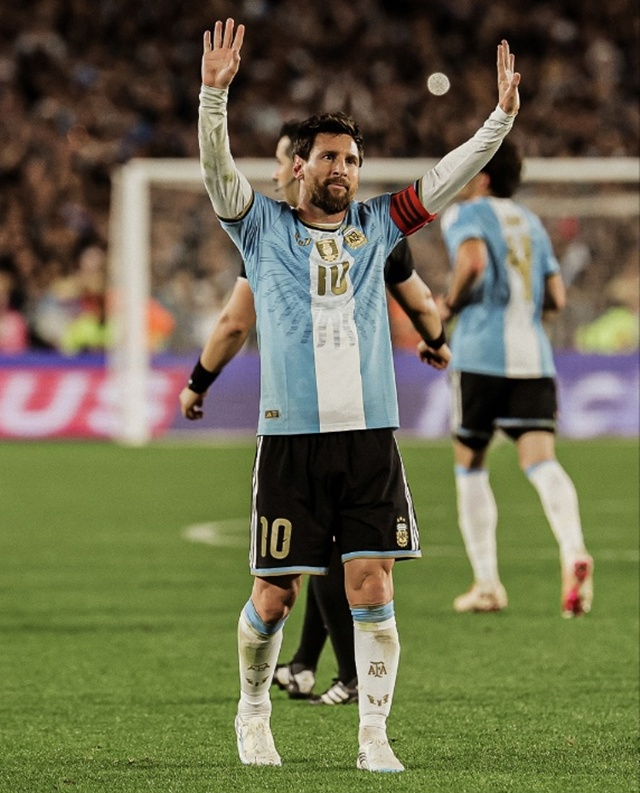 Lionel Messi chào tạm biệt CĐV. /Ảnh=SNS Hiệp hội Bóng đá Argentina