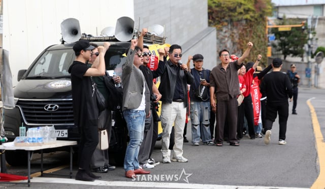 [서울=뉴시스] 김선웅 기자 = 보수성향 시민단체 관계자들이 4일 서울 성북구 소재 배우 유해진 씨 자택 인근에서 집회를 열고 영화 '암살자(들)'에 대해 규탄하고 있다. 2026.10.04. mangusta@newsis.com /사진=김선웅