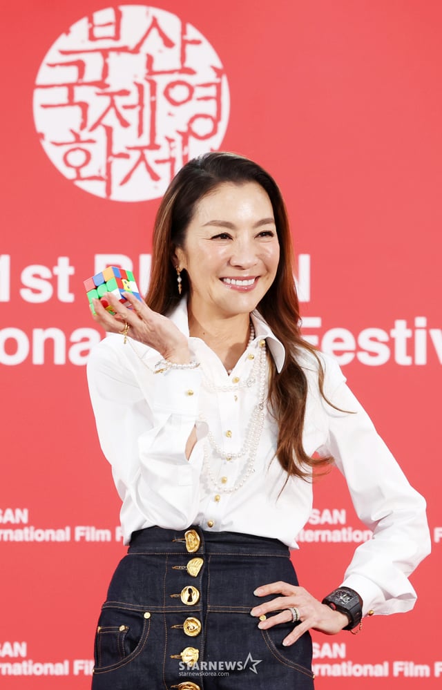 俳優のヤン·ジャギョンが7日、釜山広域市海雲台区の映画の殿堂ビーフヒルで行われた「私の祖母はキューブ王」のガラプレゼンテーションに参加し、ポーズを取っている。 /2026.10.27 /写真=キム·フィソン hwijpg@