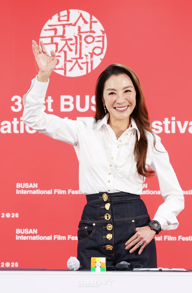 La actriz Michelle Yeoh posa durante la presentación gala de 'Mi abuela es la reina del cubo', celebrada el día 7 en el BIFF Hill del Centro de Cine (Pyeonghwa Jeondang) en el distrito de Haeundae, ciudad de Busan. /el 27 de 2026 /Foto=Kim Hwi-seon hwijpg@