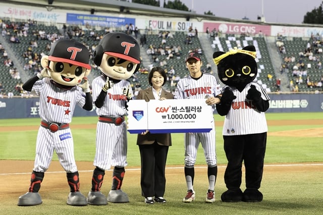 Park Hae-min và Jang Ji-yeon, trưởng phòng vận hành nội dung CGV. /ảnh=KBO