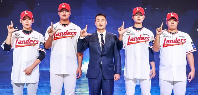 Players selected by SSG in the 2027 KBO Rookie Draft pose with General Manager Kim Jae-hyun (center). /Photo=Provided by SSG Landers