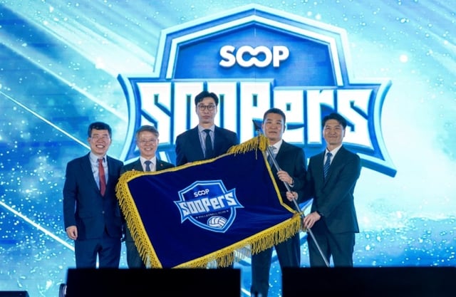 SOOP 수퍼스 구단기 전달을 마치고 기념 촬영에 임하고 있다. 왼쪽부터 서수길 SOOP CVO, 민형배 전남광주통합특별시장, 김세진 감독, 이민원 구단주, 이병호 단장. /사진=SOOP 수퍼스 제공