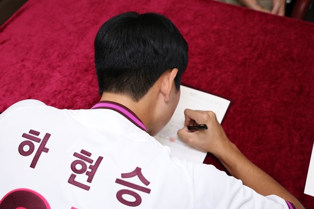 契約書にサインしているハ·ヒョンスン。 /写真=キウムヒーローズ