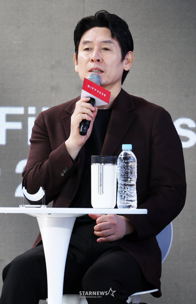 배우 설경구가 7일 부산광역시 해운대구 영화의전당 루프씨어터에서 진행된 영화 '가능한 사랑' 오픈 토크에 참석해 질의응답을 하고 있다. /2026.10.07 /사진=김휘선 hwijpg@