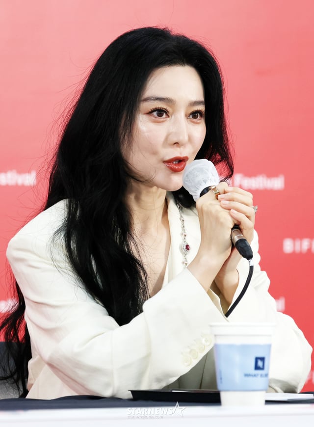 배우 판빙빙이 7일 부산광역시 해운대구 영화의전당 비프힐에서 진행된 영화 '미친 노인의 일기' &그녀가 말했다 기자회견에 참석해 인사말을 하고 있다. /2026.10.07 /사진=김휘선 hwijpg@