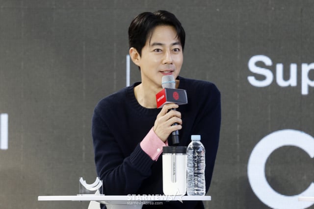 [부산=뉴시스] 김혜진 기자 =  배우 조인성이 7일 부산 해운대구 영화의전당 야외무대에서 열린 제31회 부산국제영화제 '가능한 사랑' 오픈토크에서 인사말을 하고 있다. 2026.10.07. jini@newsis.com /사진=김혜진