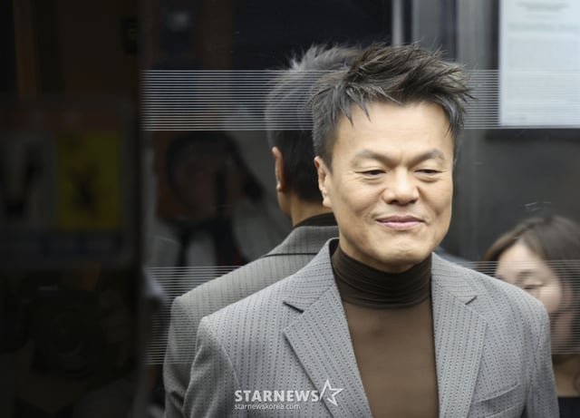 [서울=뉴시스] 김근수 기자 = 박진영 대통령 직속 대중문화교류위원회 공동위원장이 7일 오전 서울 여의도 국회에서 열린 국회 문화체육관광위원회의 문화체육관광부 국정감사에 증인으로 출석하기 위해 이동하고 있다. 2026.10.07. ks@newsis.com /사진=김근수