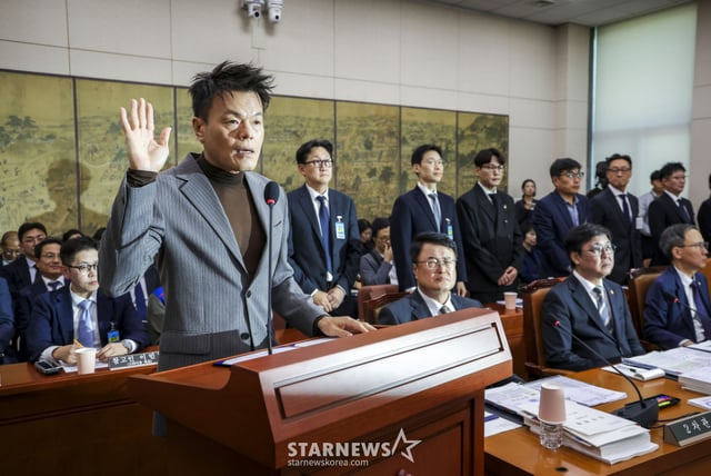 [서울=뉴시스] 정병혁 기자 = 박진영 대통령 직속 대중문화교류위원회 공동위원장이 7일 서울 여의도 국회에서 열린 문화체육관광위원회 문체부 국정감사에서 선서를 하고 있다. 2026.10.07. jhope@newsis.com /사진=정병혁