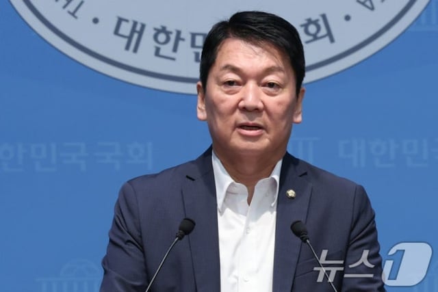 Hình ảnh của Đại biểu Ahn Cheol-soo vào tháng 8 vừa qua. /Ảnh=NEWS1