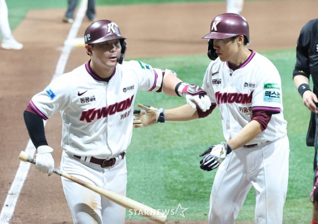 Trận đấu 2026 Shinhan SOL KBO League giữa Kiwoom Heroes và Doosan Bears diễn ra vào ngày 22 tại Gocheok Skydome ở Seoul. Hiu-ra của Kiwoom đánh một home run hai điểm từ vị trí right field ở cuối hiệp 8 với 1 out và 1 người trên base, rồi chạy về nhà. /ảnh=phóng viên trưởng Kim Jin-kyung kim.jinkyung@