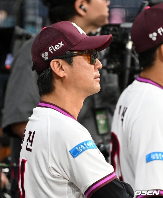 El mánager Seol Jong-jin observa el terreno antes del partido contra Hanwha el día 7.